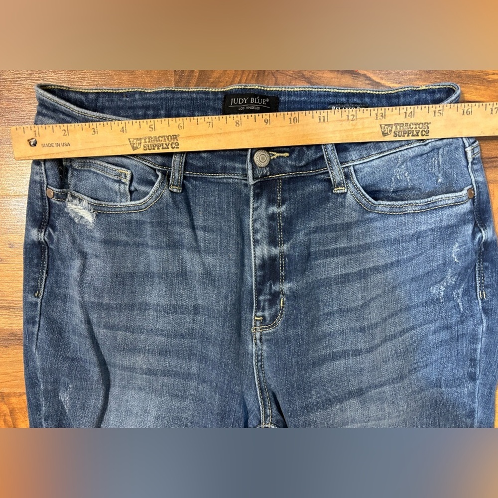 Judy Blue Relaxed Fit Distressed Jeans Medium Wash Raw Hem Size 11/30 - Picture 4 of 6